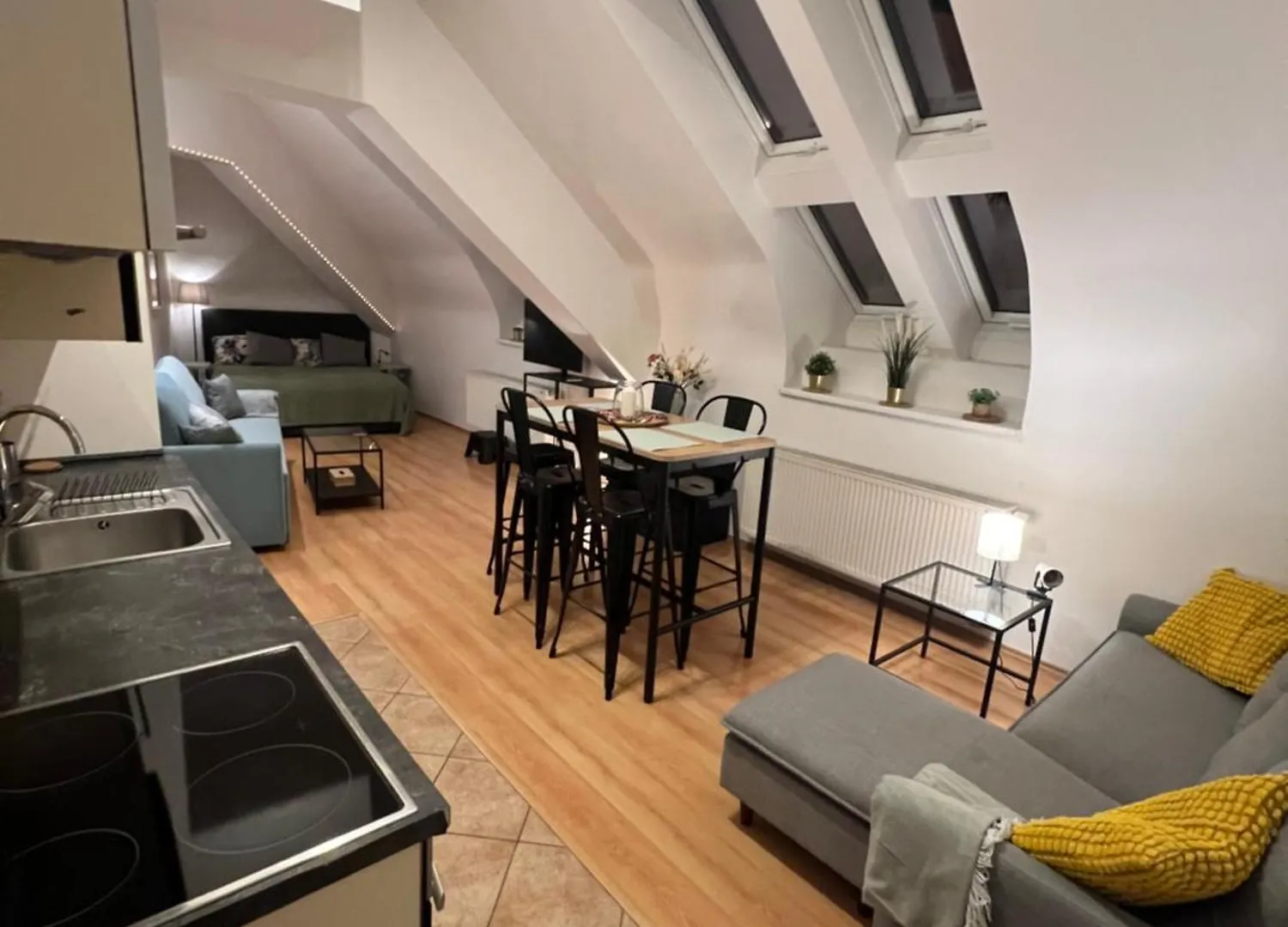 Central, Cozy & Stylish Apartment With Views Prague